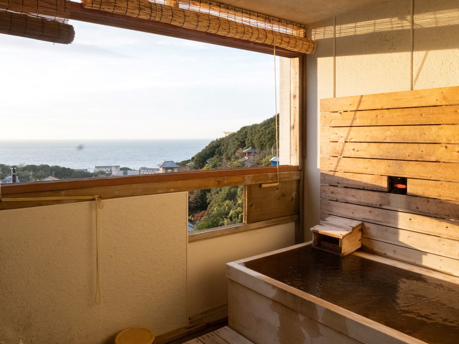 ホテル天山閣海ゆぅ庭 【素泊まり】遅めの到着OK！源泉かけ流し露天風呂付き客室で贅沢時間♪11時チェックアウト〈食事なし〉