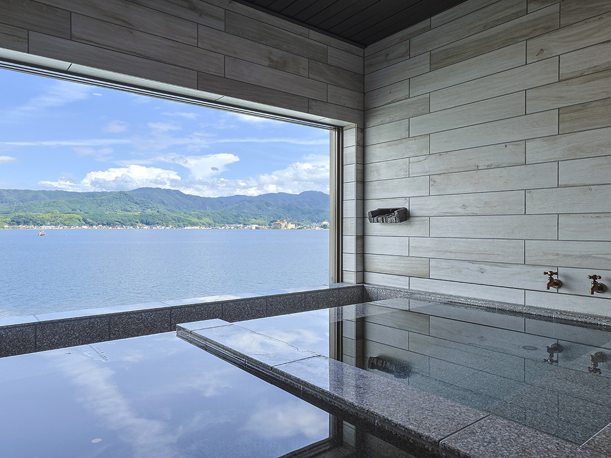 湖上に浮かぶ絶景の宿　はわい温泉　千年亭 【織部8】浴場から東郷湖の絶景が見渡せます