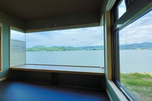湖上に浮かぶ絶景の宿　はわい温泉　千年亭 カウンターコーナー