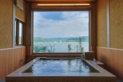 湖上に浮かぶ絶景の宿　はわい温泉　千年亭 源泉かけ流し展望風呂