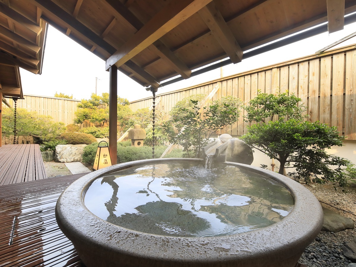湯喜望　白扇 【お盆休み限定｜夕食のみ】海遊ビーチ目の前！朝一海水浴や観光へ出発の方におすすめ＜極会席◎／半個室＞