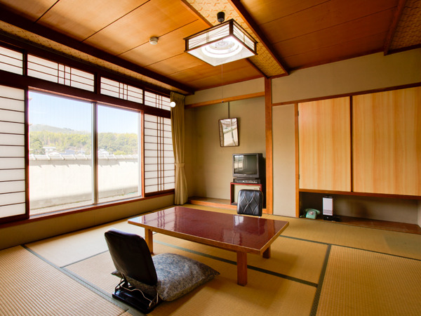 旅亭　山の井 吉泉亭（バス・トイレ付和室8畳）お部屋からは玉湯川と温...