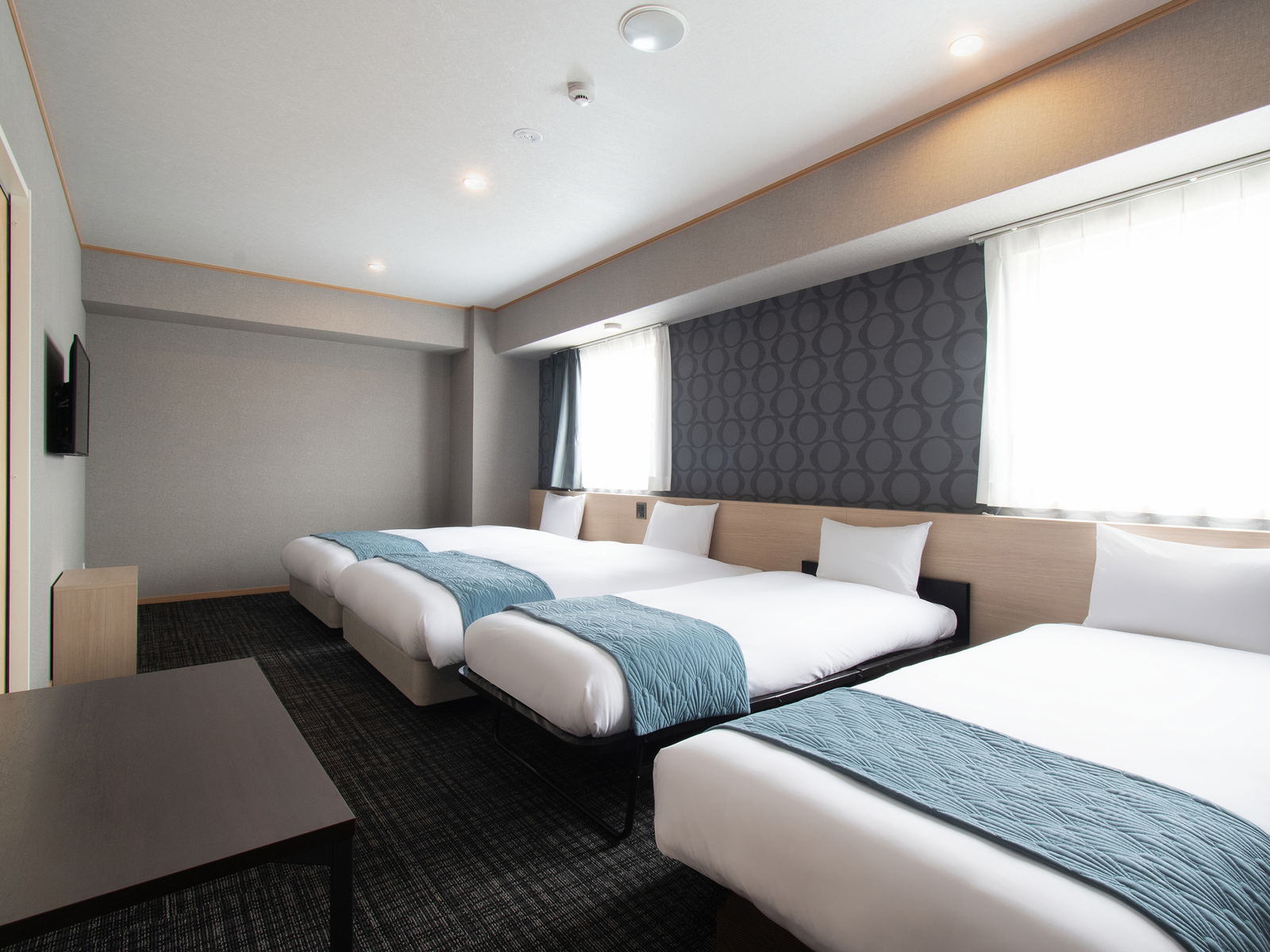 ベッセルホテル広島 平和大通り デラックスルーム（洋室）（ツイン+エキストラベッド2台）