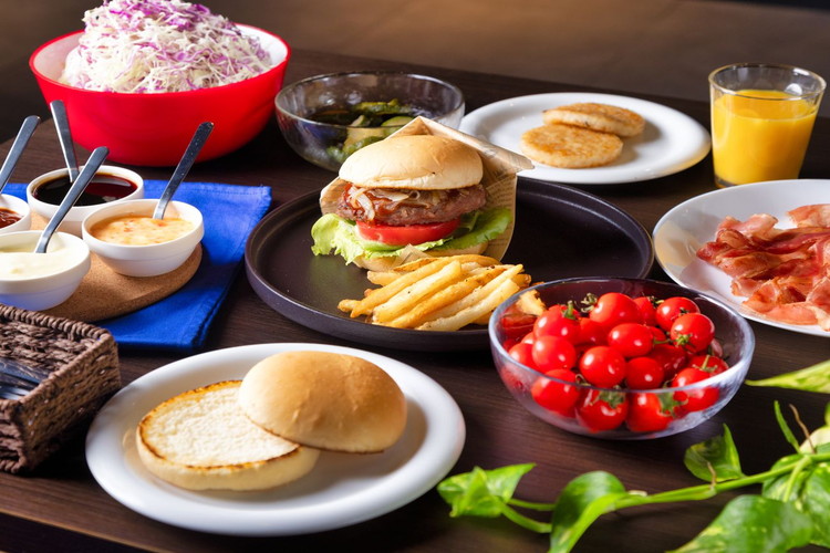 アパホテル〈広島駅前スタジアム口〉 【朝食付き】具材をカスタマイズできるオリジナルバーガープレート朝食