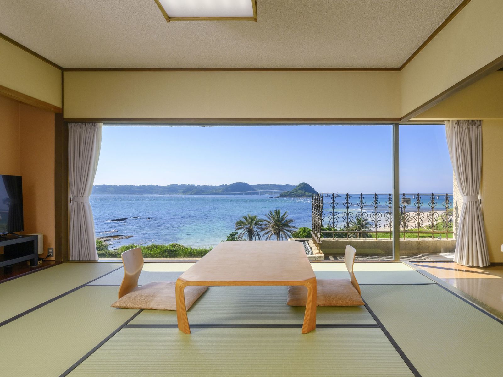 ホテル西長門リゾート 角島大橋側和室の一例／目の前にコバルトブルーの海と角島...