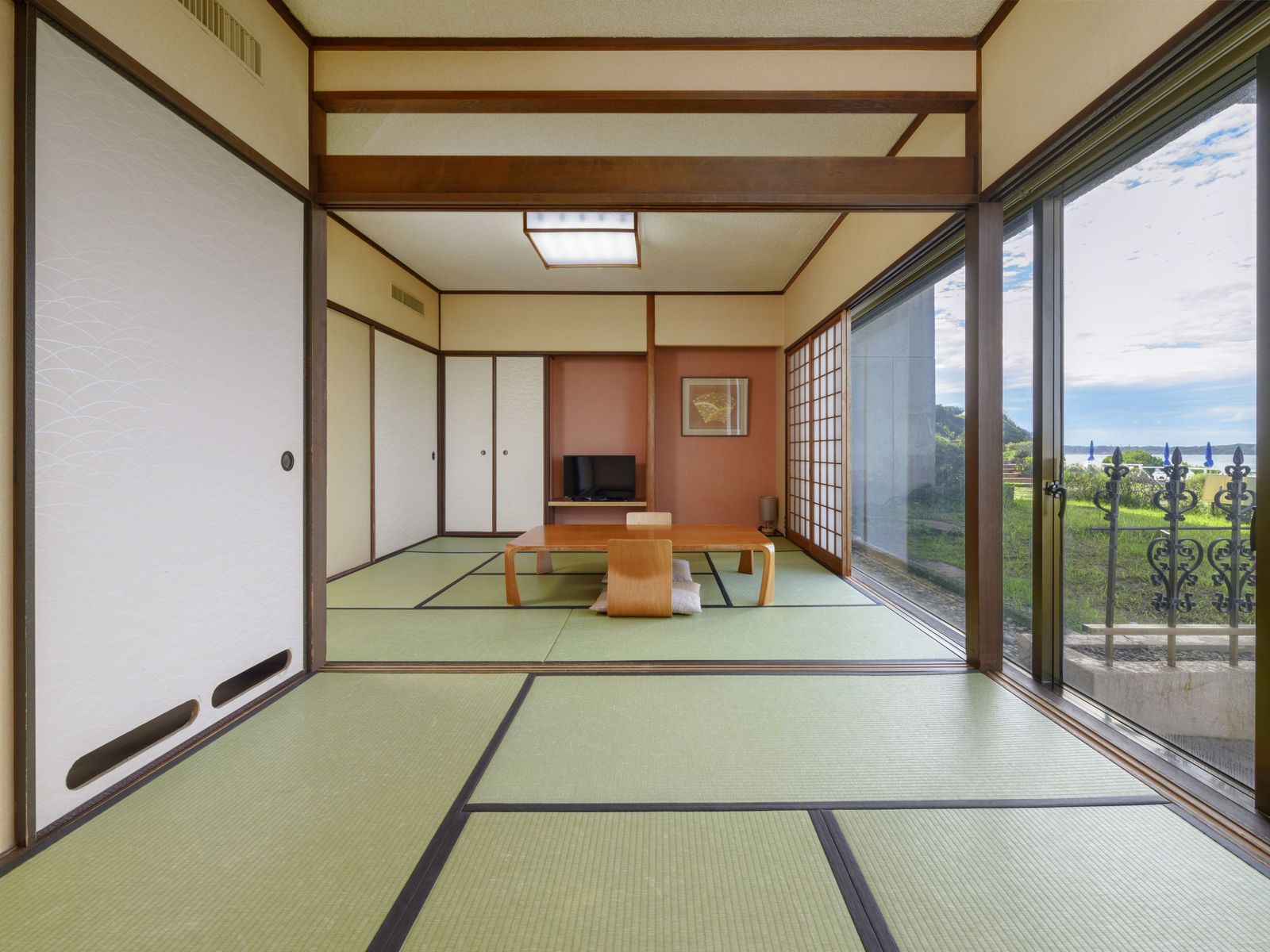 ホテル西長門リゾート 角島大橋側　二間和室　8畳+4.5畳