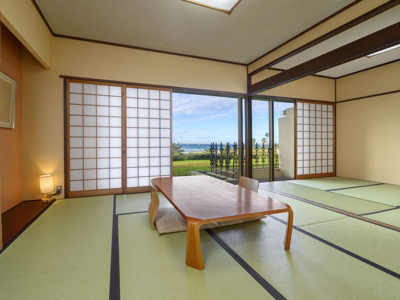 ホテル西長門リゾート 角島大橋側　二間和室　8畳+4.5畳