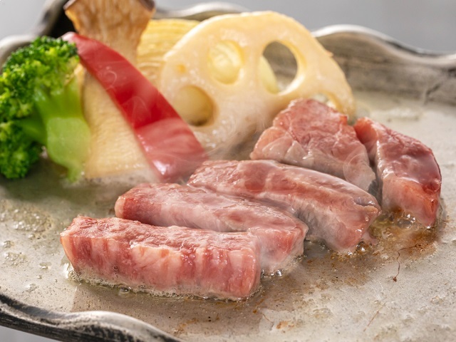 錦帯橋温泉　岩国国際観光ホテル 【華やぎ会席＜和食＞】 陶板でじっくり焼きあがる『料理長厳選・国産牛』を楽しむ、特選牛堪能プラン