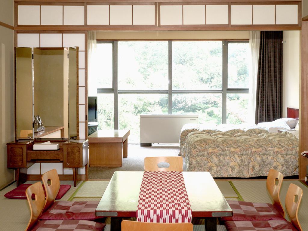 奥道後 壱湯の守 【本館基本客室-和洋室】最大8名まで収容可能な大部屋で...
