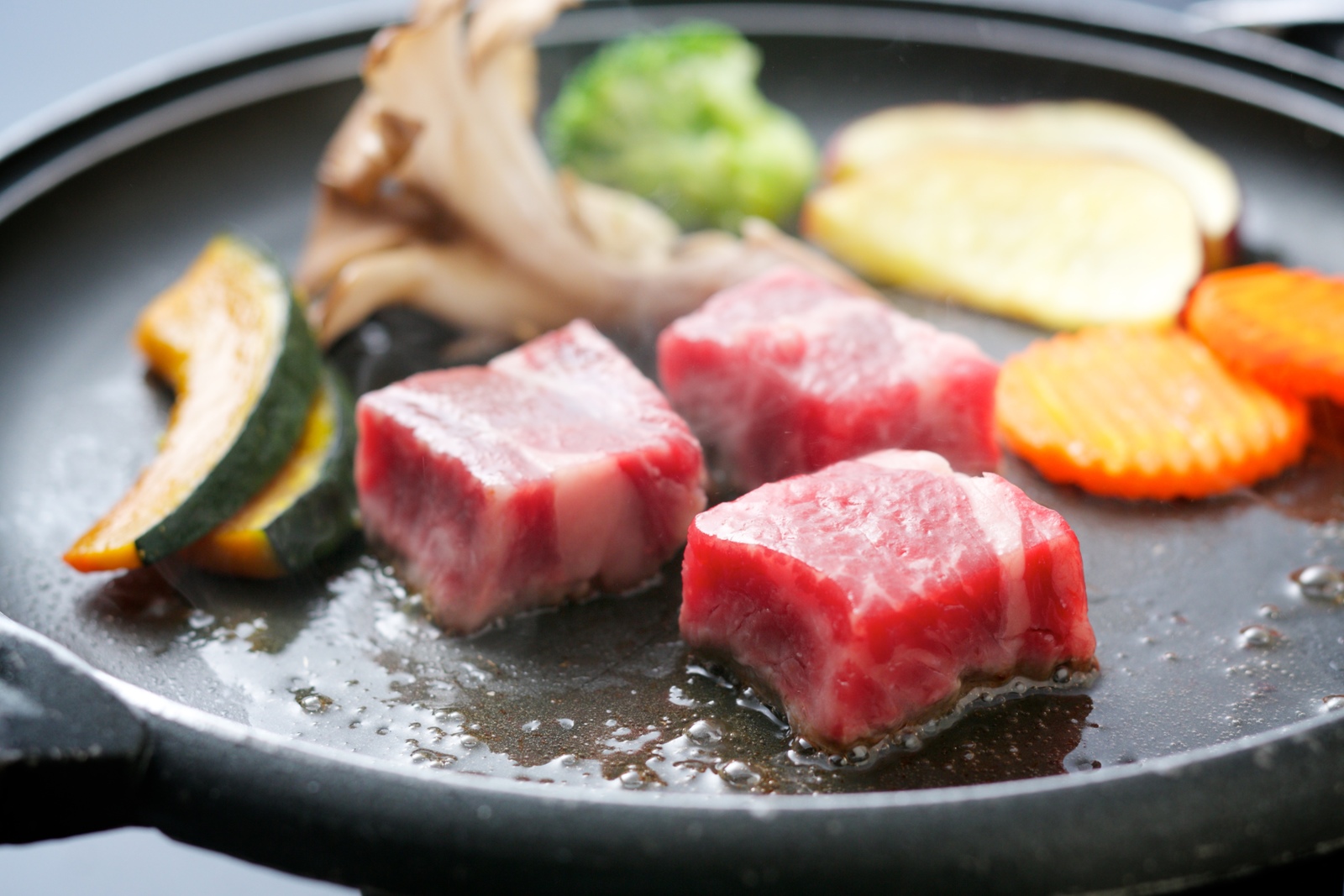 湯ノ浦温泉　汐の丸　～瀬戸内の水軍浪漫をたどる宿～ 【伊予牛の陶板焼き付】瀬戸内海の幸会席『磯花の膳』に愛媛ブランド牛『伊予牛』をご堪能〈2食付〉