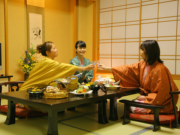 城西館 【お部屋食確約】《旬彩物語／朧月コース》ぷりぷりの伊勢海老姿造りや四万十牛希少部位の食べ比べなど