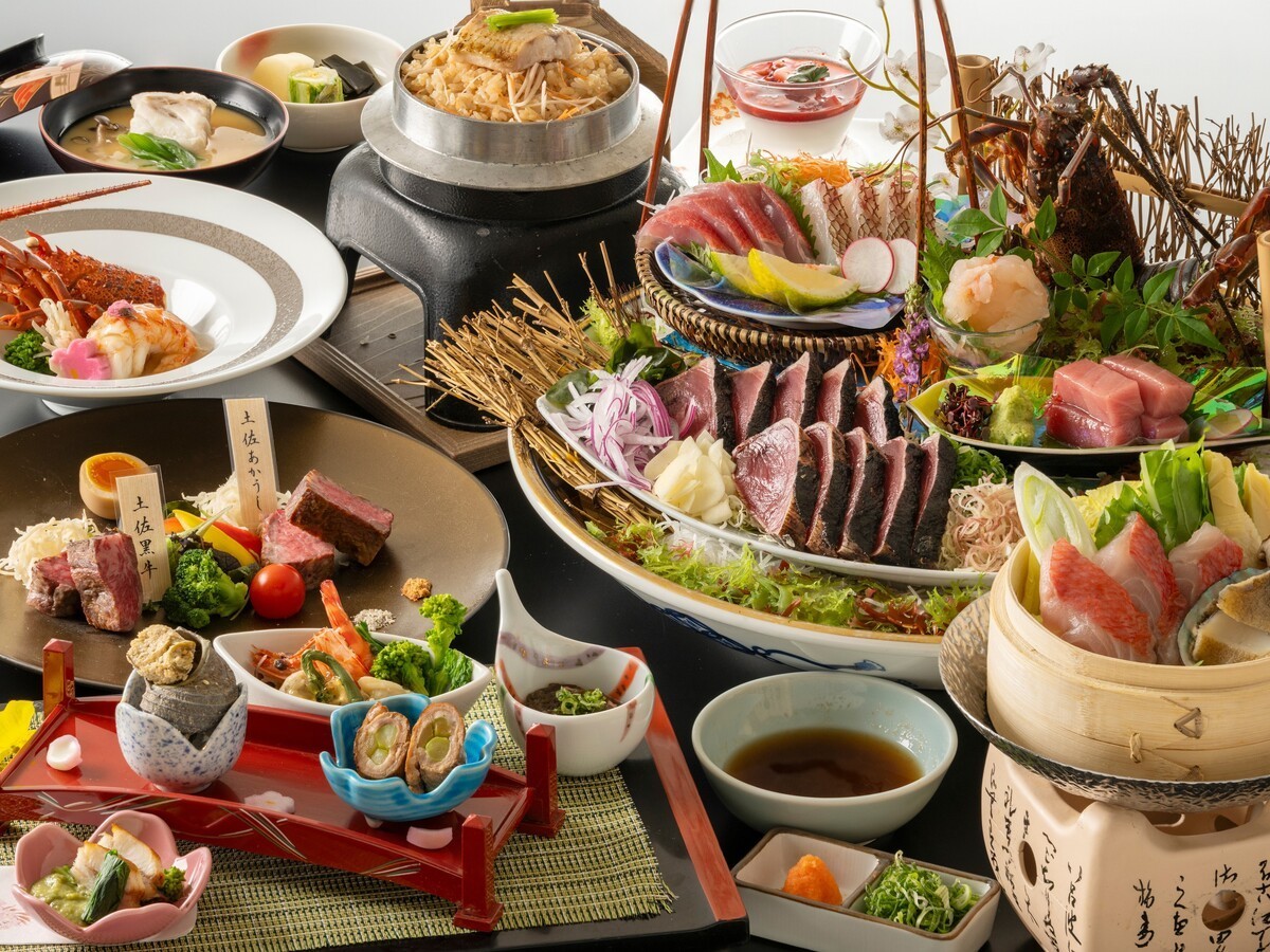 城西館 【お部屋食確約】《旬彩物語／朧月コース》ぷりぷりの伊勢海老姿造りやブランド牛の食べ比べなど土佐の恵み