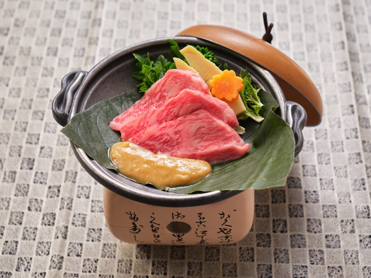 城西館 「土佐旬景春会席～物部川・嶺北の恵み編～」黒毛和牛や鰹の藁焼きタタキ、春の地物食材を堪能する和会席