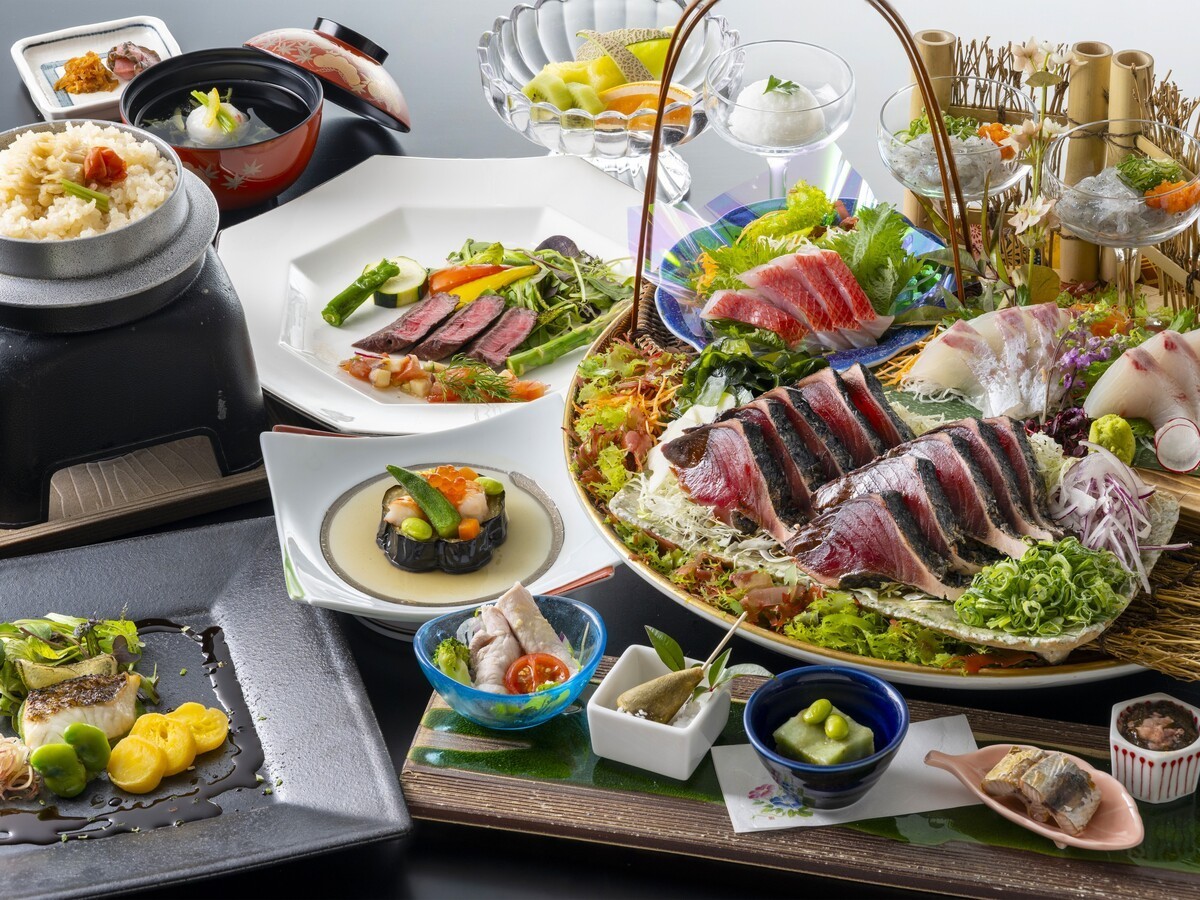 城西館 【旬彩物語／船遊びコース】タタキや鮮魚を豪快に盛り付けた皿鉢料理に和牛ローストビーフなど弾む土佐の心