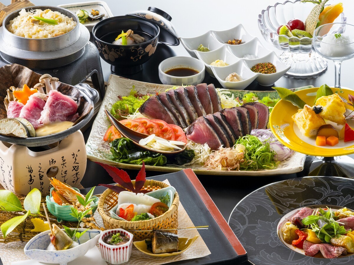 城西館 【旬彩物語／花野コース】鰹の藁焼きタタキ味比べ！シェフが作る四万十牛ローストなど和洋どちらも堪能