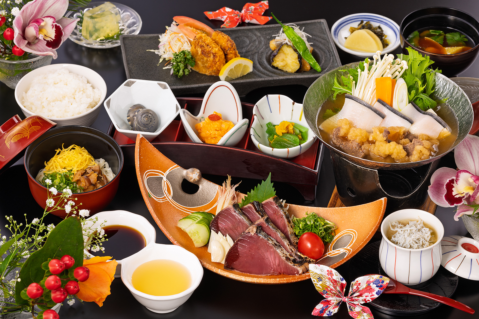 土佐御苑 【コスパ最高◎1泊2食／食事処】《土佐の逸品・蝶会席》「特製鰹のタタキひとり8貫付き」で大満喫！