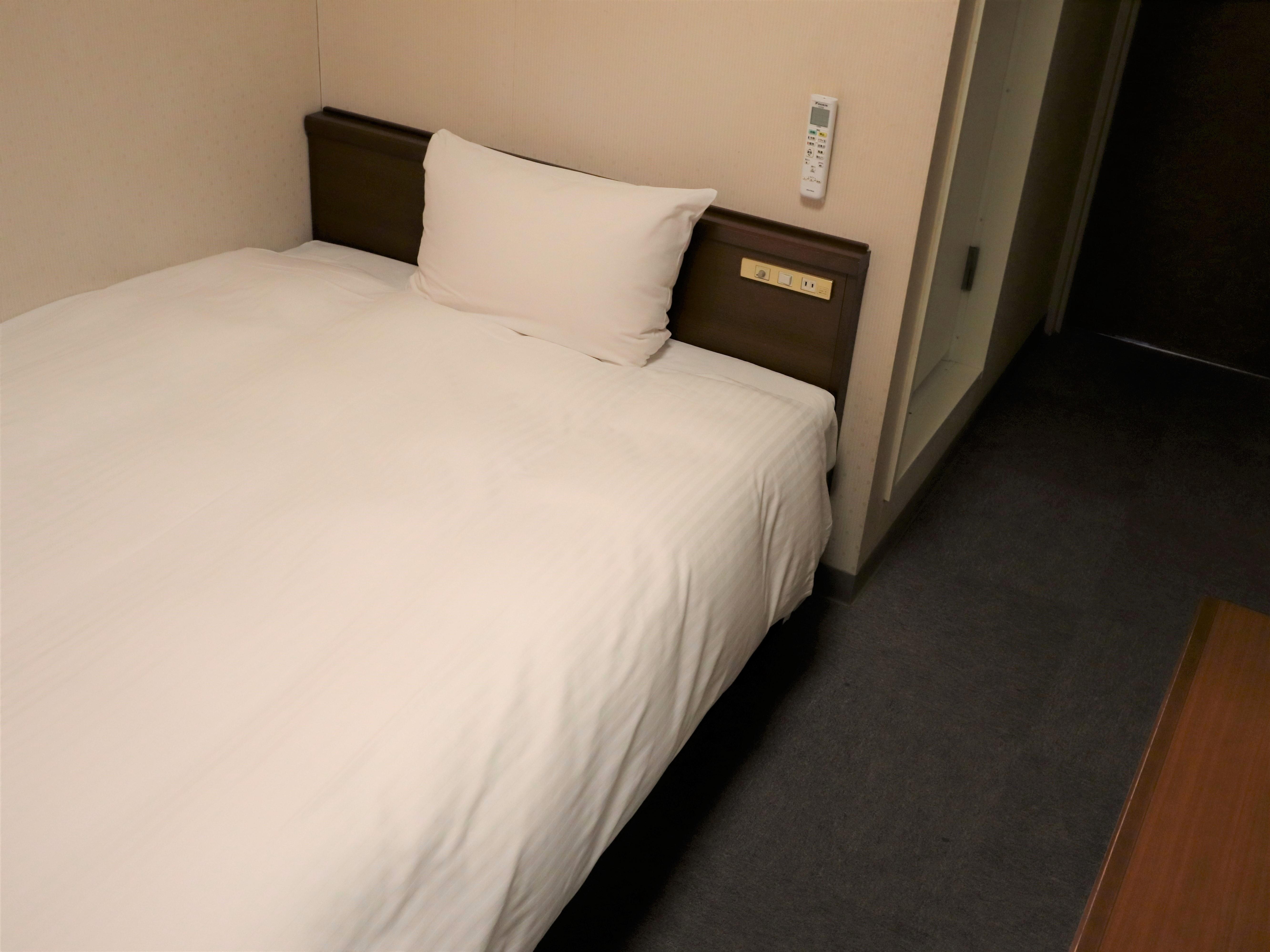 高知グリーンホテル　はりまや橋  シングル■部屋の広さ１１～１２㎡■セミダブルベッド１台　Ｗ１２０ｃｍ×Ｌ２００ｃｍ