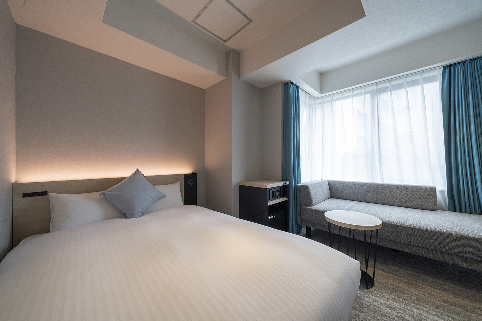 ホテルオリエンタルエクスプレス福岡天神 コーナーダブルルーム(ソファ付)