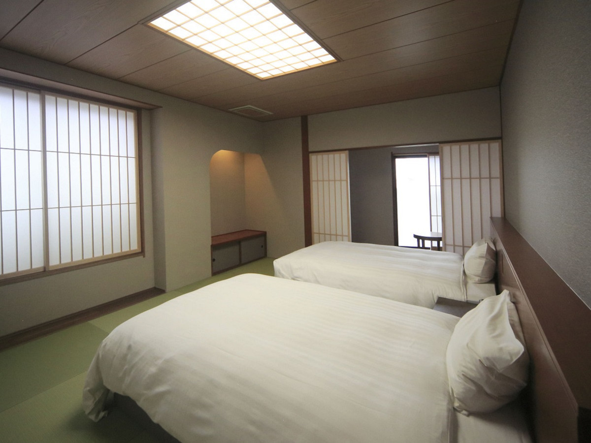 泰泉閣 【和洋室：ツイン＋ソファ付和室８畳】翠峰のお部屋