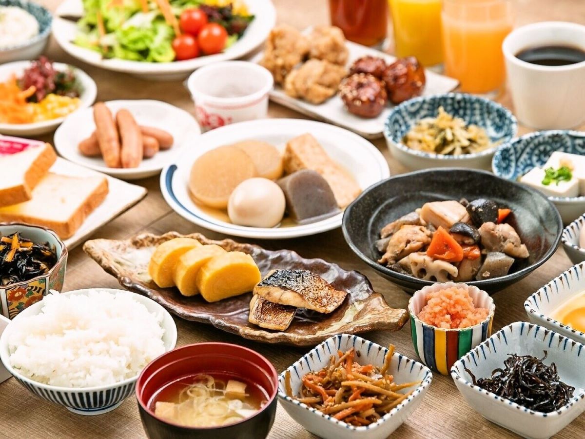 アパホテル〈博多祇園駅前〉 【朝食ビュッフェ付き】 ■和洋ビュッフェ ■炉端パンチ ニシヤマ ■福岡名物のもつ鍋や明太子が食べ放題