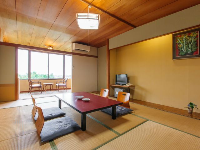 ホテル龍登園 落ち着いた雰囲気の和室をご用意。人数に応じた広さのお部...