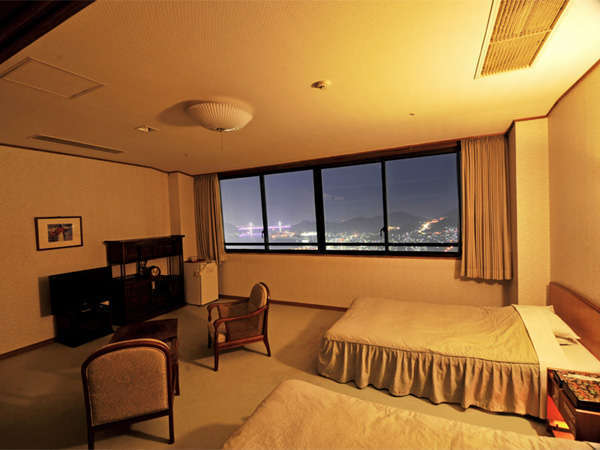 にっしょうかん新館 梅松鶴 ◆窓いっぱいから夜景を望める和洋室。10畳+ツインベッ...
