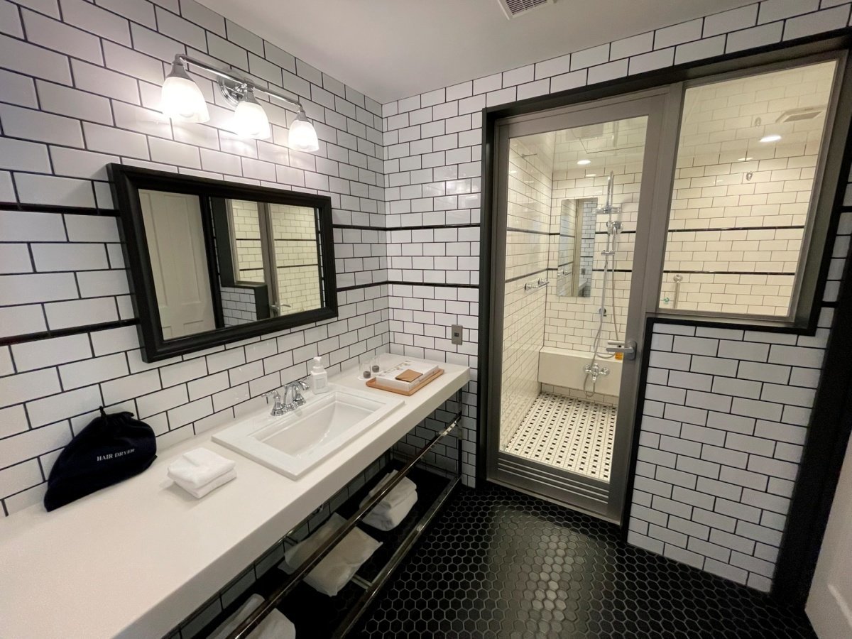 五島列島リゾートホテル　マルゲリータ奈良尾 デラックスタイプ以上のお部屋に備わる洗面です。バス・ト...