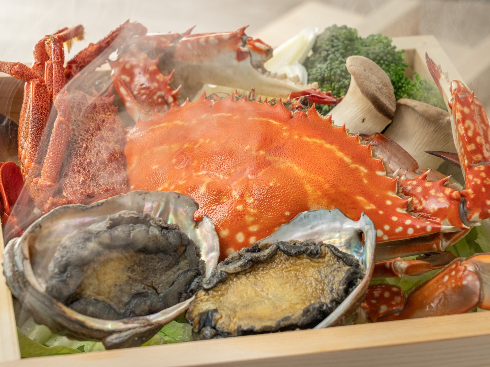 雲仙温泉・源泉かけ流し＆おしどりの池を望む美食の宿　東園 ■雲仙美食懐石■伊勢海老・あわび・長崎和牛などの地元食材を楽しむ　