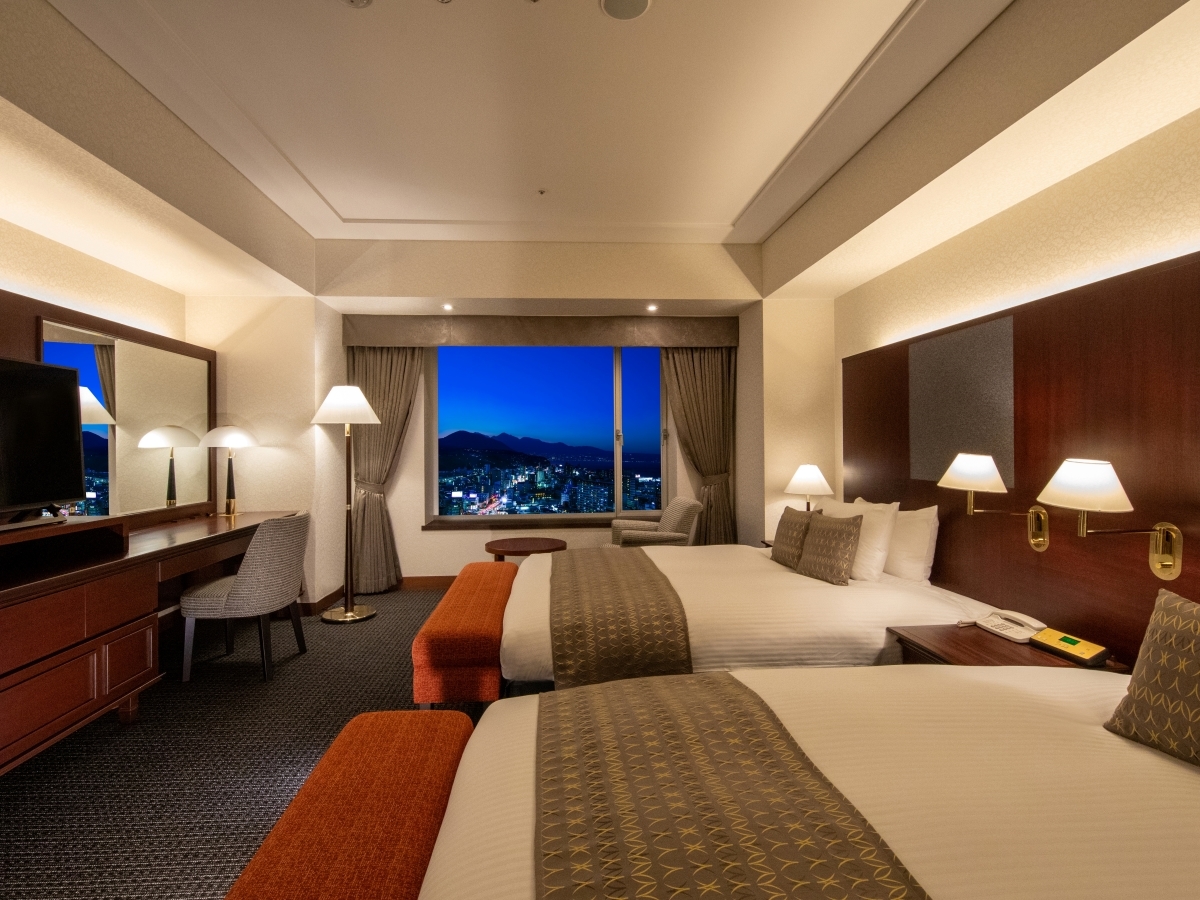 ホテル日航大分　オアシスタワー インペリアルスイートルーム〈夜の景色・別府側〉
