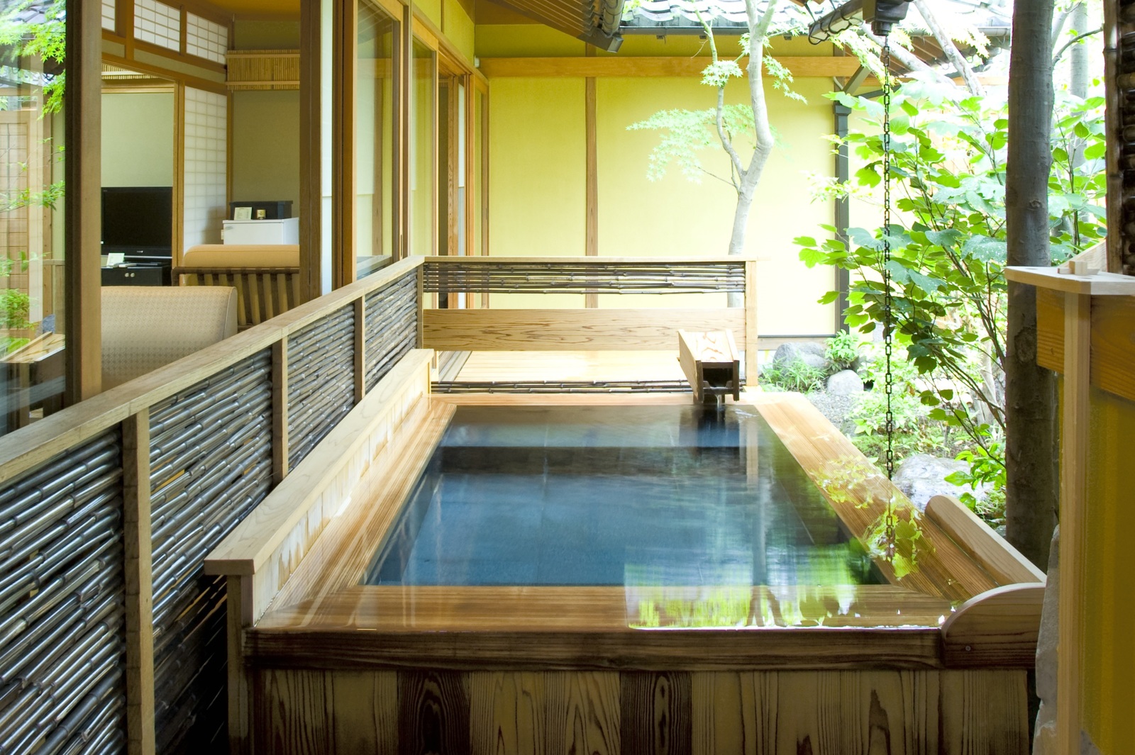 湯布院　山灯館 1階　露天風呂付客室和室8畳＋8畳　広縁付
