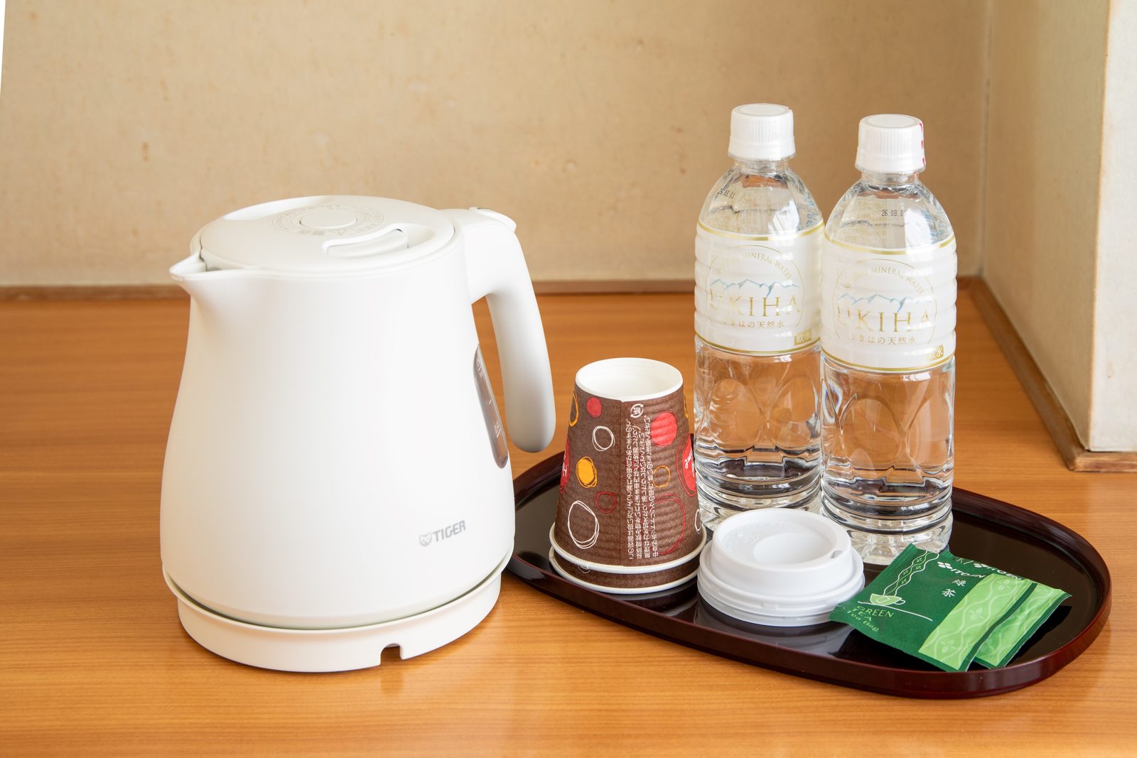 ゆふいんホテル秀峰館 無料のミネラルウォーター・お茶・ケトルなど各お部屋にご用意。
