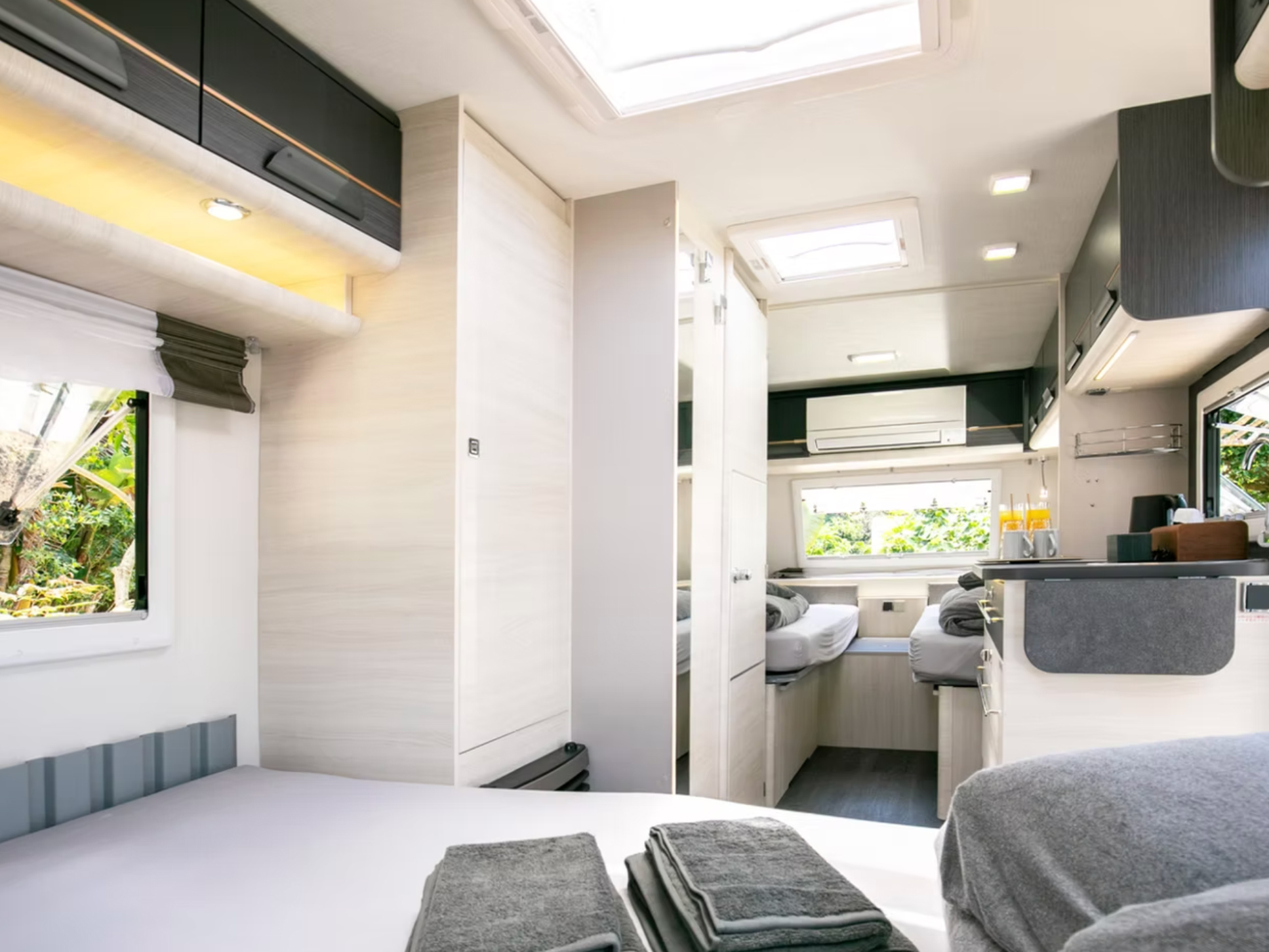 奄美温泉　大和　ハナハナビーチリゾート 天窓があり、明るい室内空間。