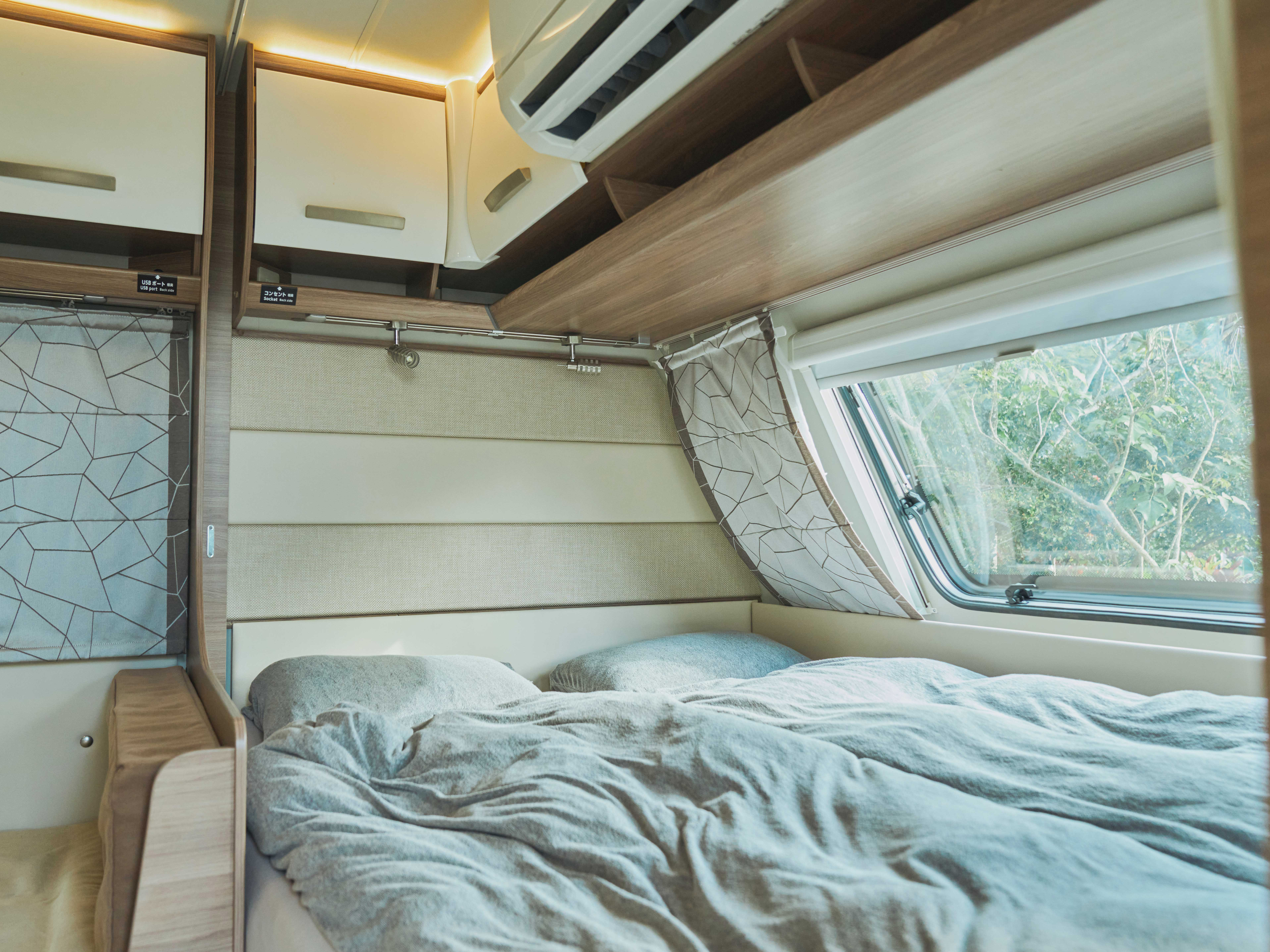 奄美温泉　大和　ハナハナビーチリゾート ドイツの本格トレーラーハウス。変形セミダブルベッド。
