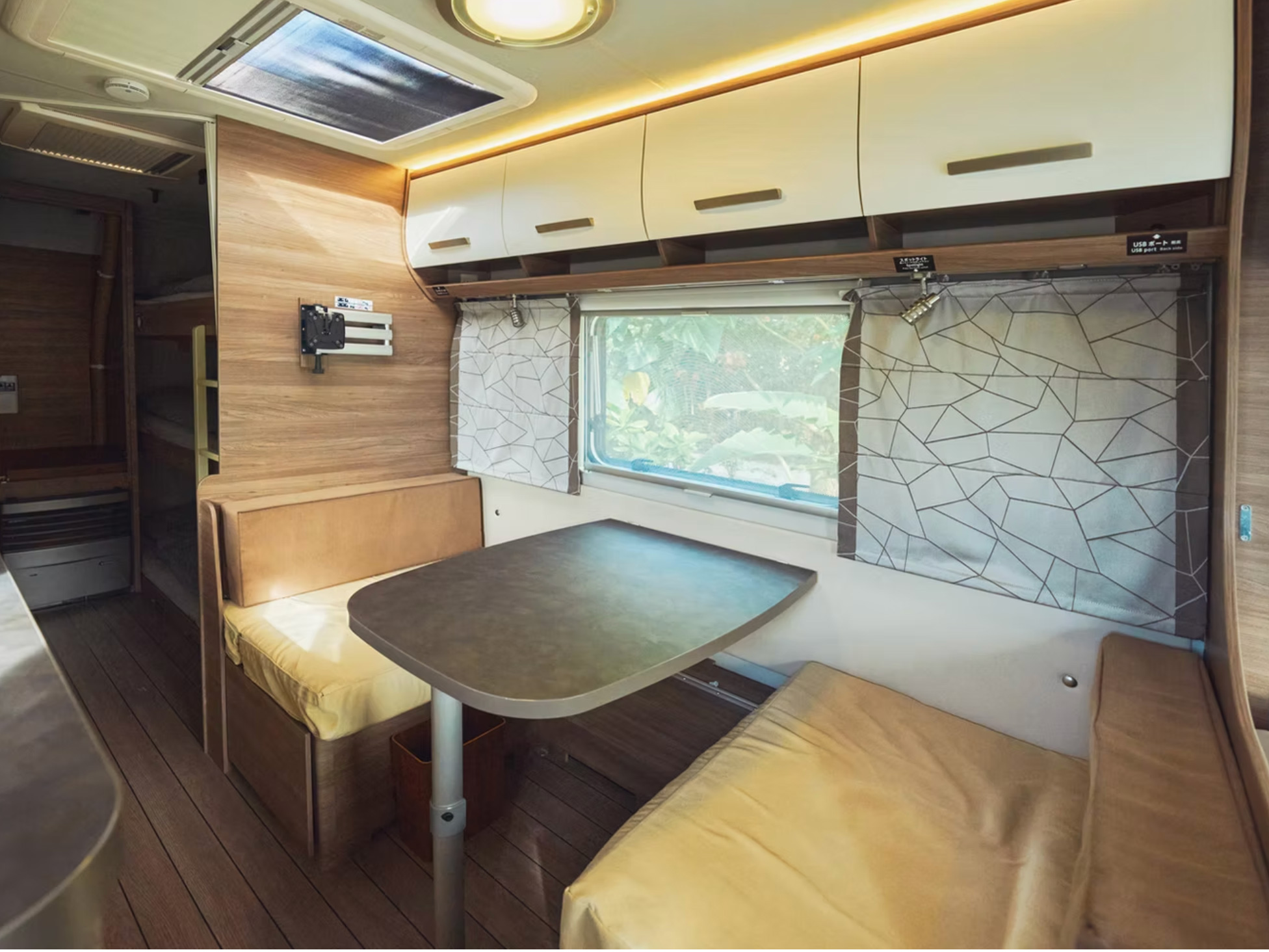 奄美温泉　大和　ハナハナビーチリゾート シングルベッドを使用されない場合はテーブルとソファにセット。