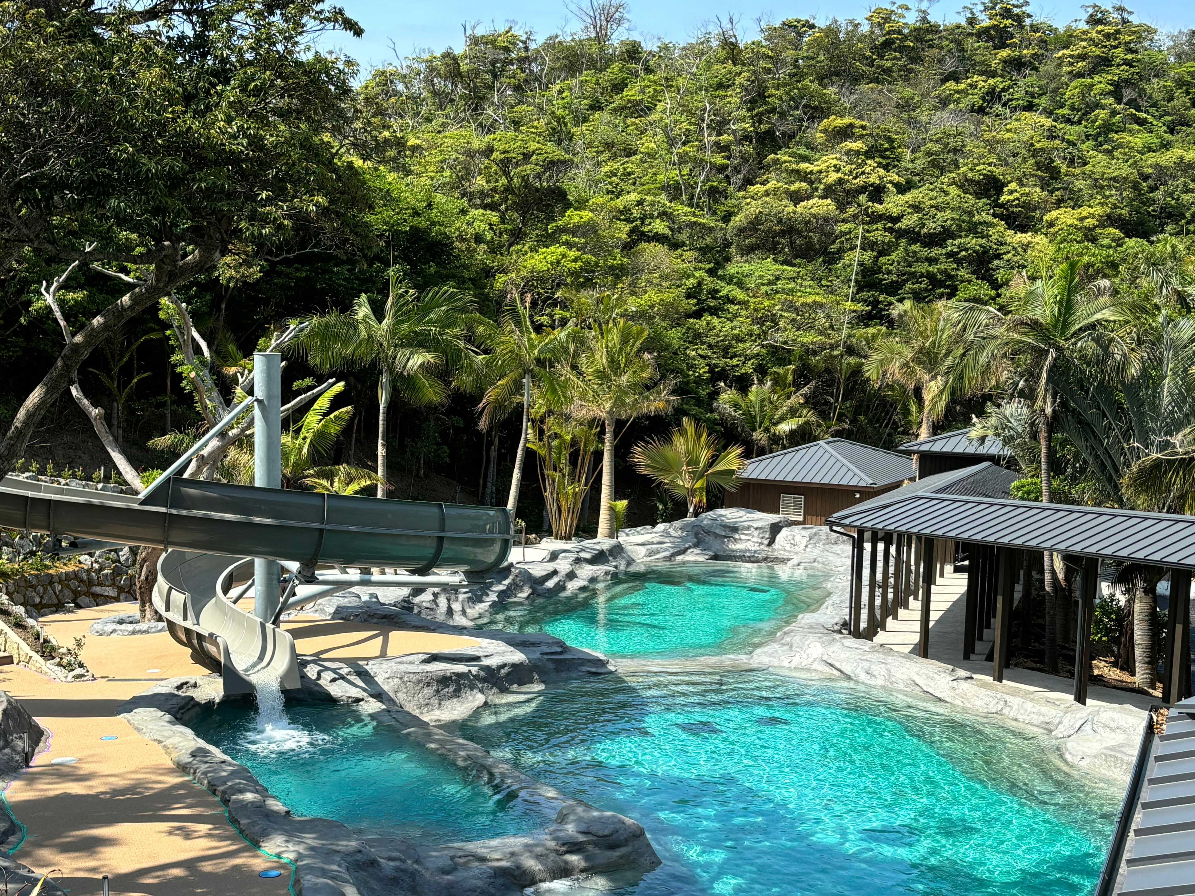 奄美温泉　大和　ハナハナビーチリゾート 【１棟貸し】（朝食付き）天然温泉・サウナ・屋外プール終日利用OK！無料駐車場完備