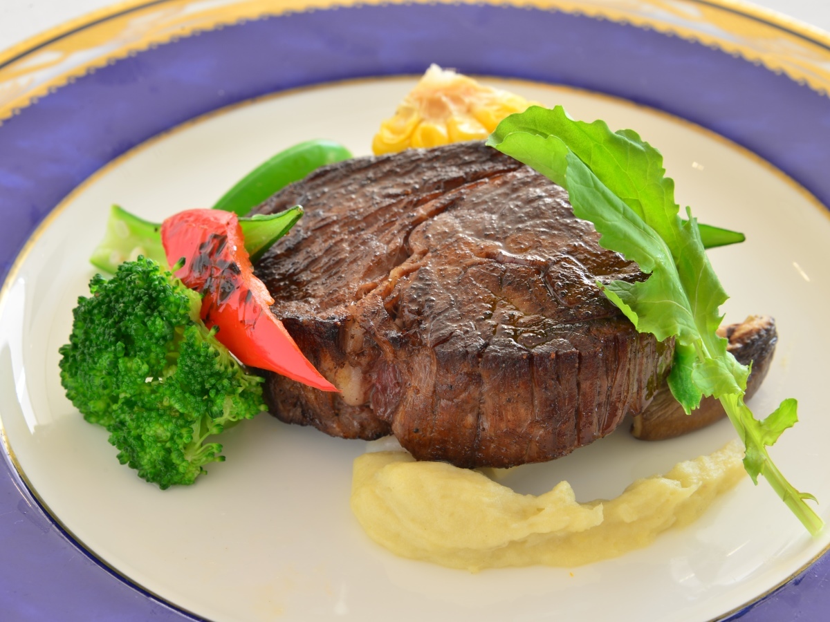 さつまリゾートホテル 【黒毛和牛ステーキコース】メインはステーキ！きめ細やかで柔らかなブランド牛を堪能