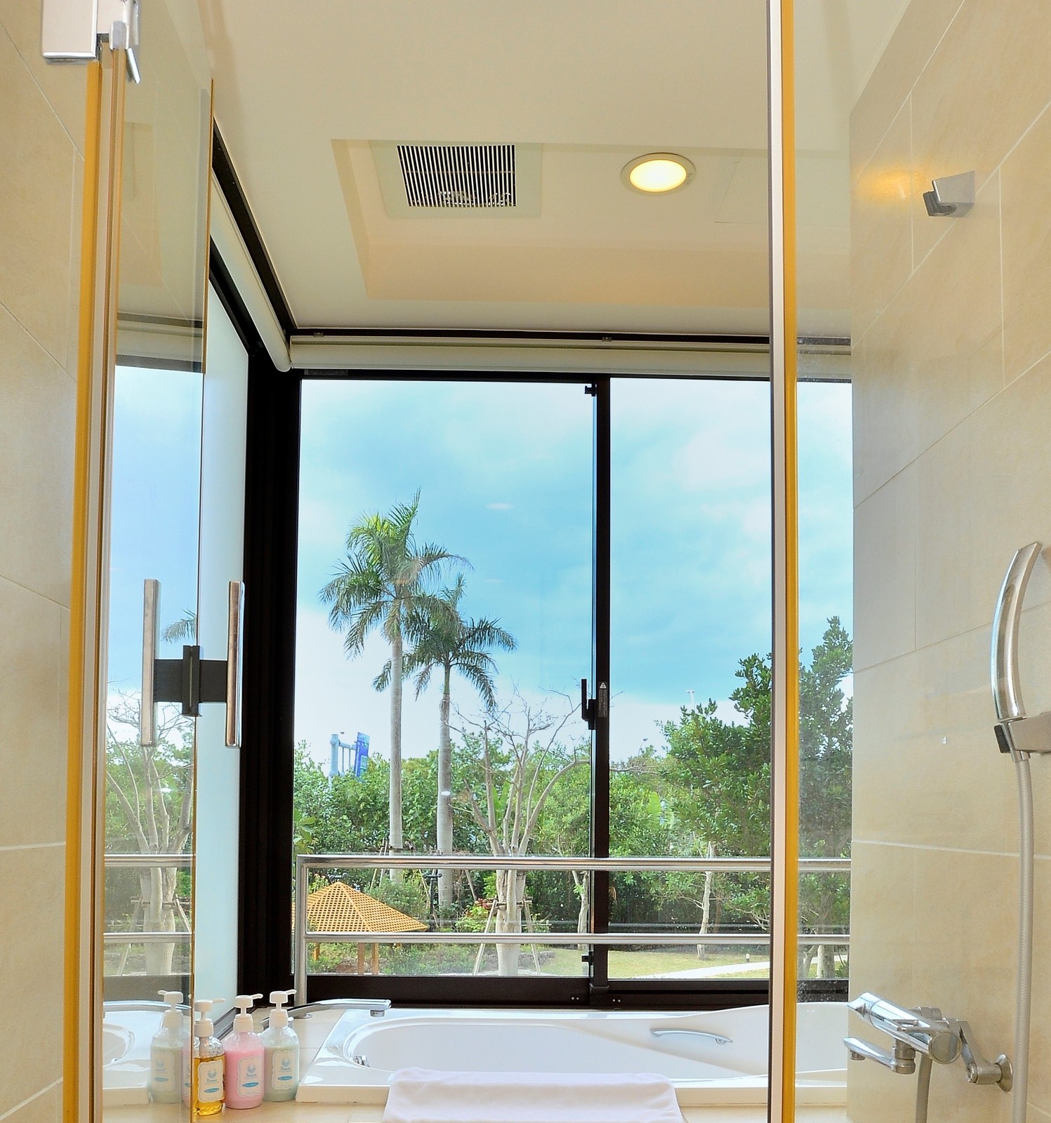 ムーンオーシャン宜野湾ホテル＆レジデンス 【お部屋は２階】眺望を気にされないお客様へ贈るリーズナブルプラン！【朝食付】