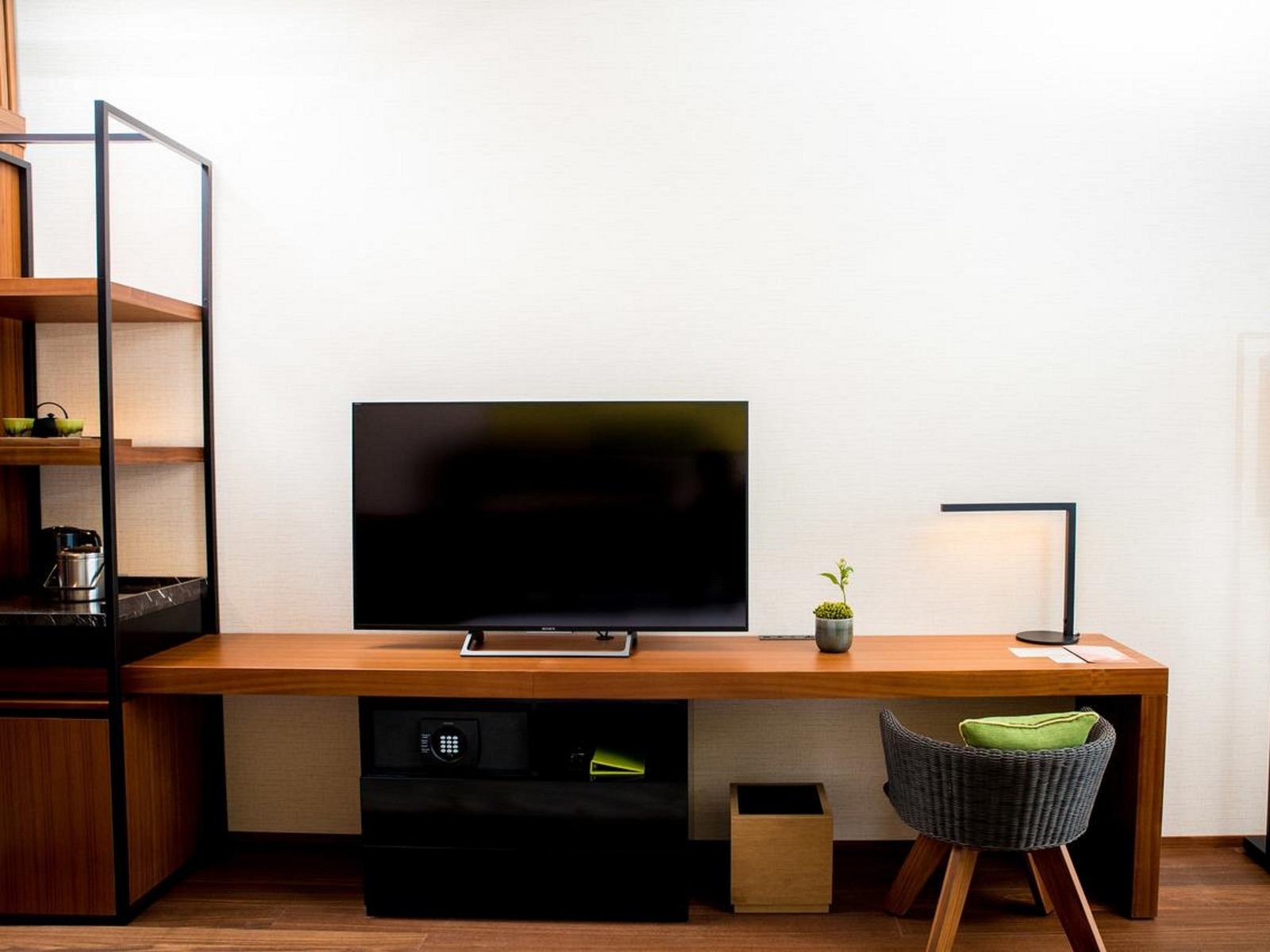 ハイアット リージェンシー 瀬良垣アイランド 沖縄 【ゲストルーム】広々としたワークエリアも備えています。