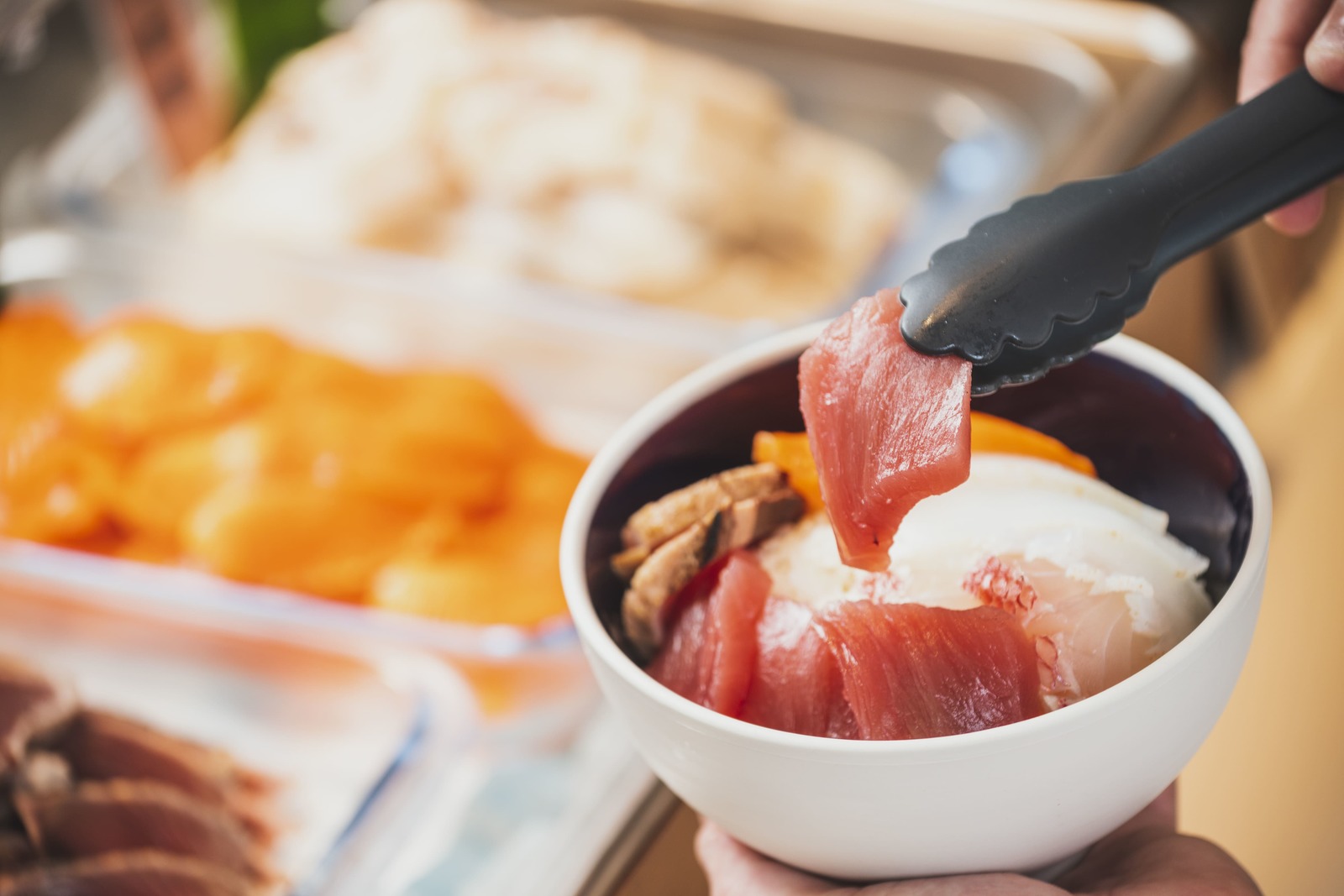 The BREAKFAST HOTEL PORTO石垣島 【沖縄県民限定】（朝食付き）好みでチョイス人気の海鮮丼＆特選石垣牛のローストビーフ丼。
