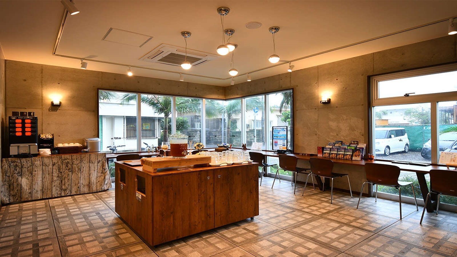 The BREAKFAST HOTEL PORTO石垣島 【小学生まで添い寝無料】（素泊まり）無料スムージーで朝を彩る、カラダを彩る！南国の観光スポットやアクティビティを満喫、石垣島ライフ！