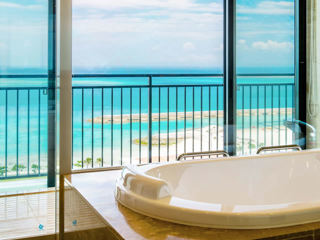 サザンビーチホテル&リゾート沖縄 【早割28】選べる夕朝食付｜ビューバスから絶景独占！120平米スイート／専用ラウンジ＆ミニバーフリー