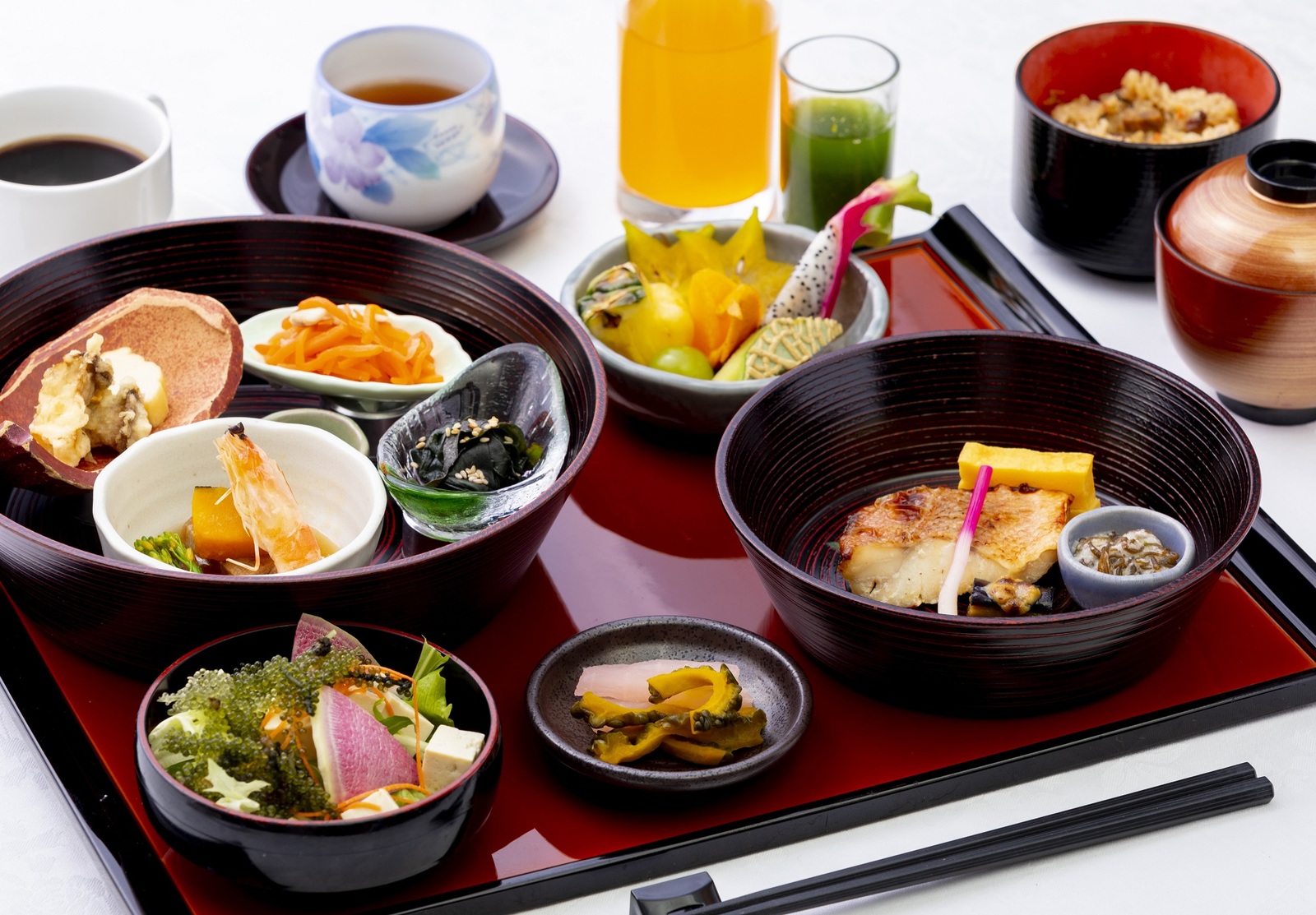 サザンビーチホテル&リゾート沖縄 【早割28】選べる夕朝食付｜ビューバスから絶景独占！120平米スイート／専用ラウンジ＆ミニバーフリー