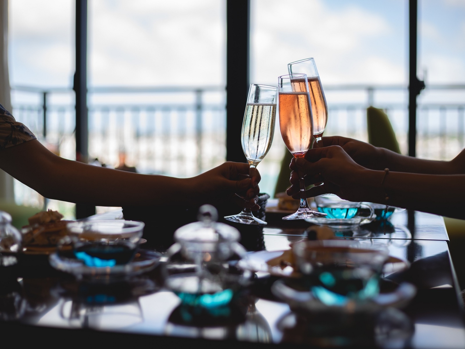 サザンビーチホテル&リゾート沖縄 【早割28】選べる夕朝食付｜ビューバスから絶景独占！120平米スイート／専用ラウンジ＆ミニバーフリー