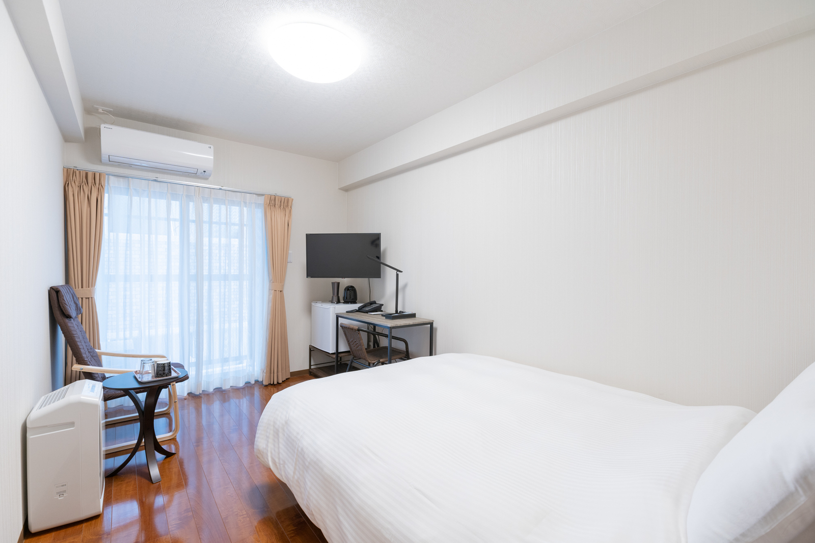 ＮＡＨＡ新都心ＨＯＴＥＬ 【スタンダードダブル】幅140㎝の、ゆったりめのベッド...