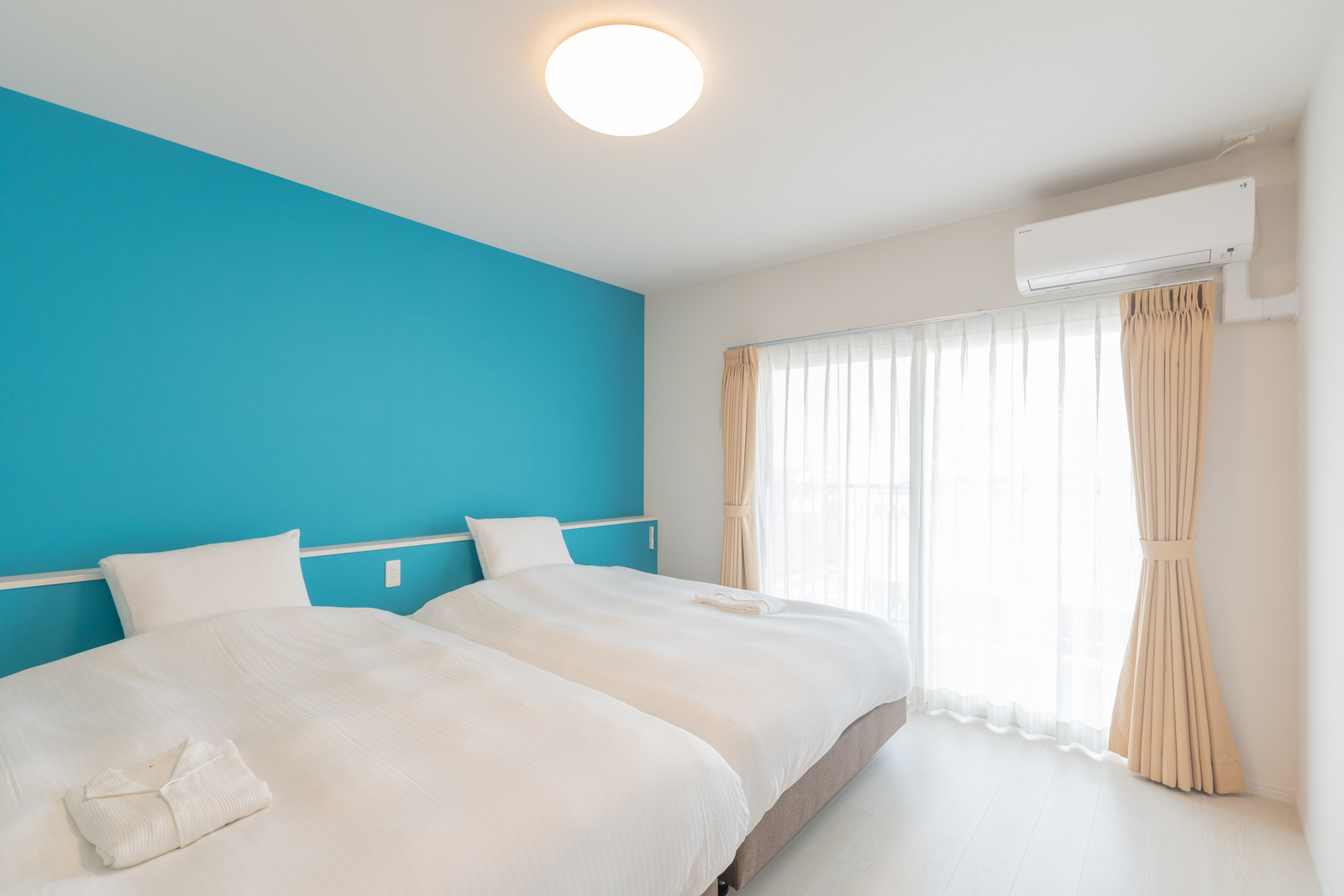 ＮＡＨＡ新都心ＨＯＴＥＬ 【ファミリースイート】メインベッドルームはベッド2台、...