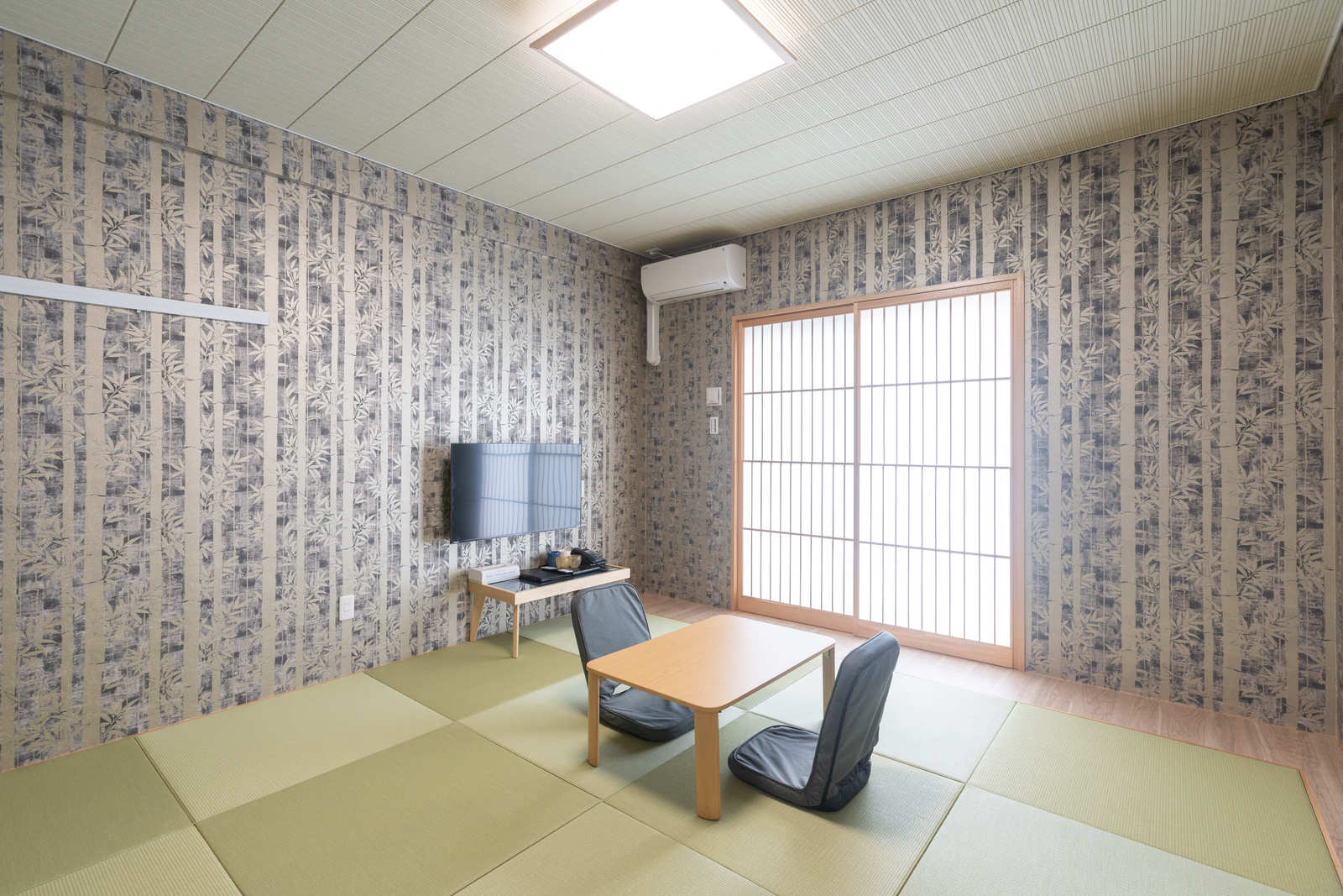 ＮＡＨＡ新都心ＨＯＴＥＬ 【リラックスルーム】琉球畳の上に布団を敷いてお休み頂けます。