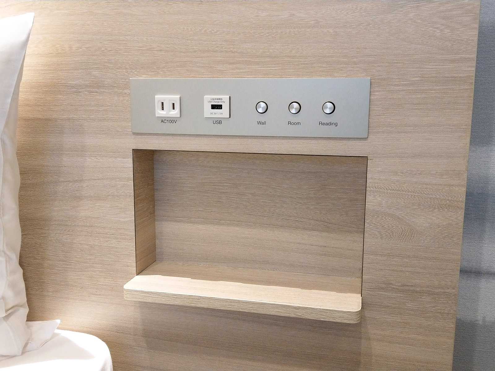 ホテル・トリフィート那覇旭橋 ヘッドボード　USB-A ・コンセント Outlet ...