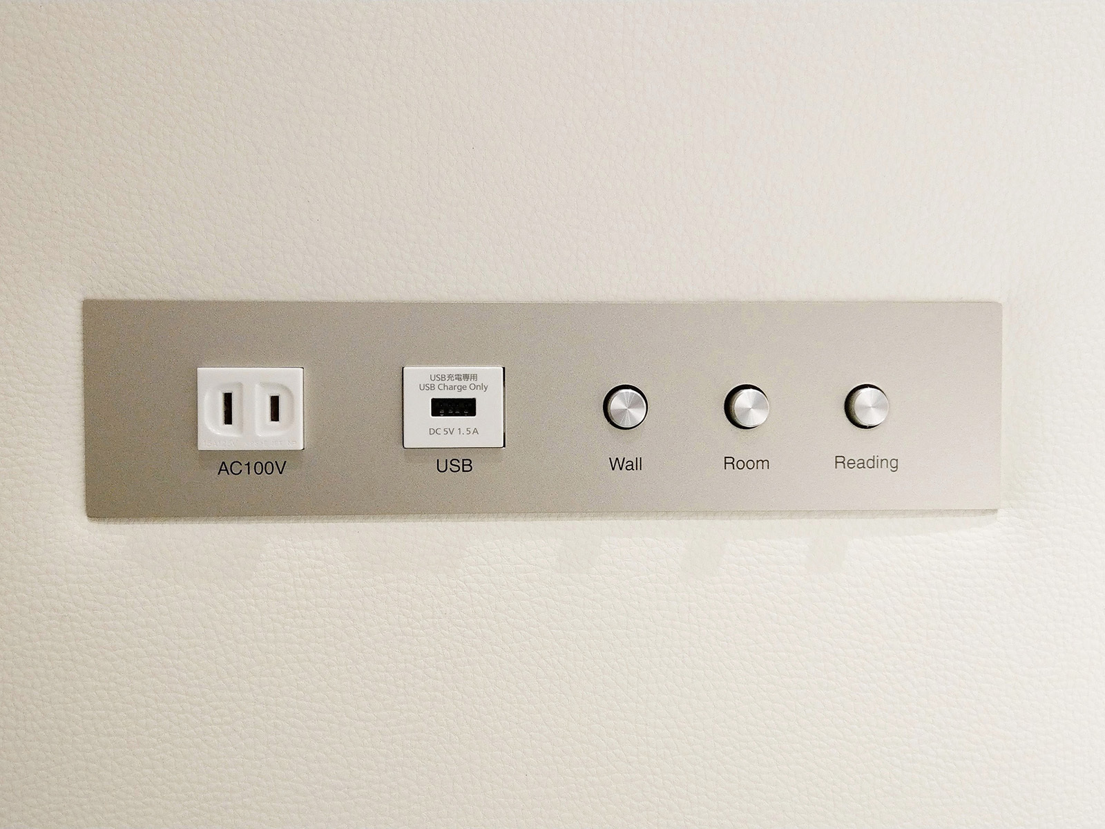 ホテル・トリフィート那覇旭橋 ヘッドボード　USB-A ・コンセント Outlet ...