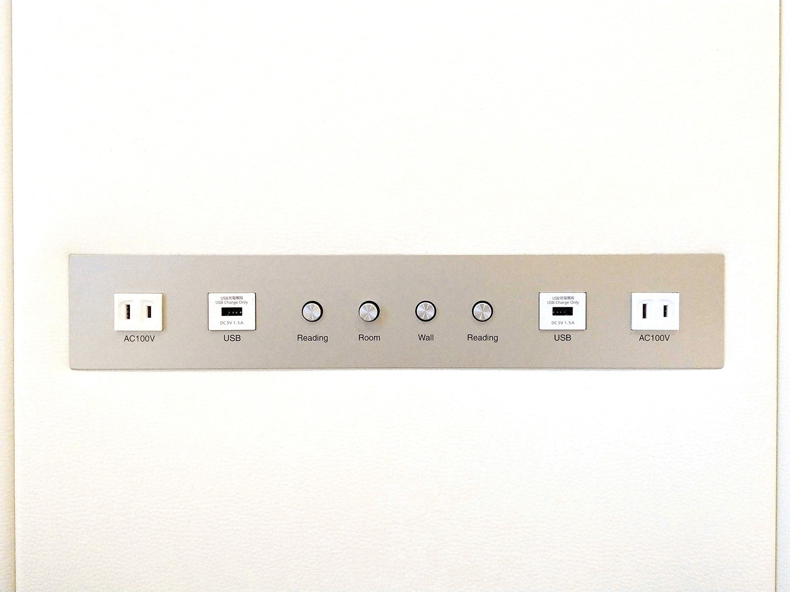 ホテル・トリフィート那覇旭橋 ヘッドボード　USB-A ・コンセント Outlet ...