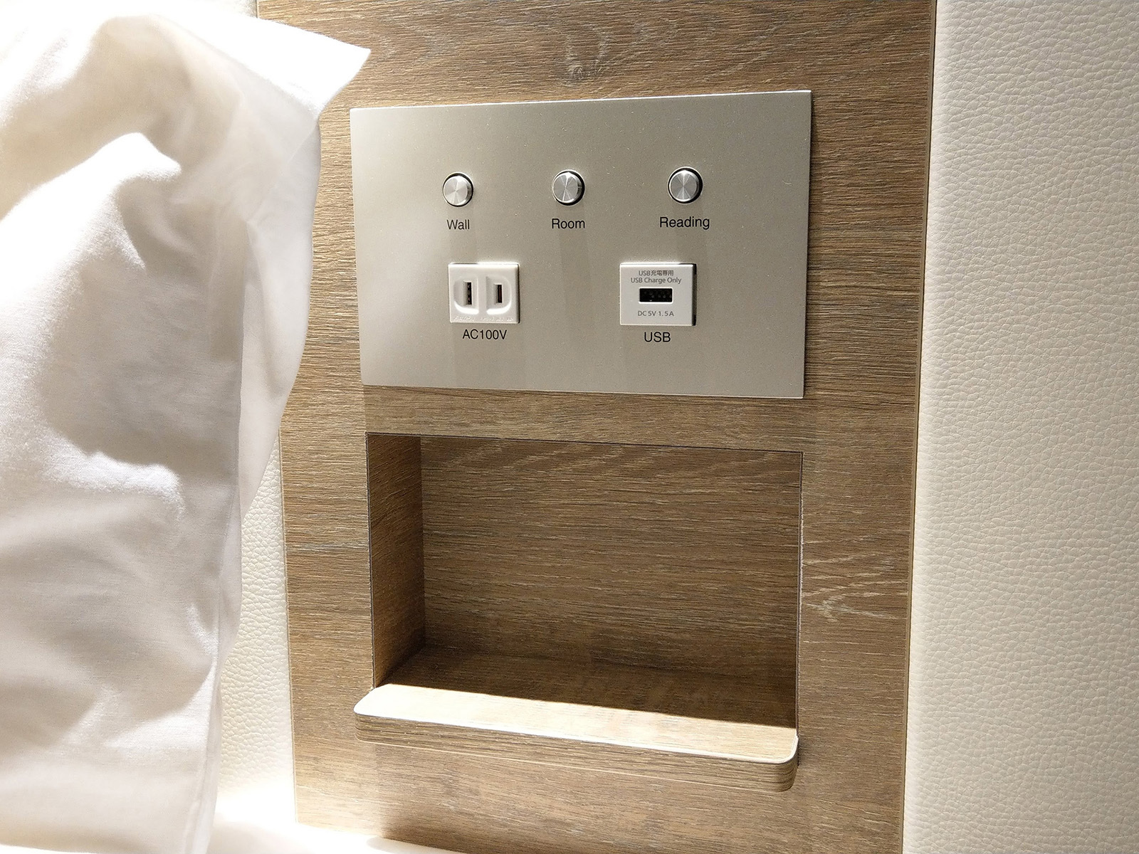ホテル・トリフィート那覇旭橋 ヘッドボード　USB-A ・コンセント Outlet ...